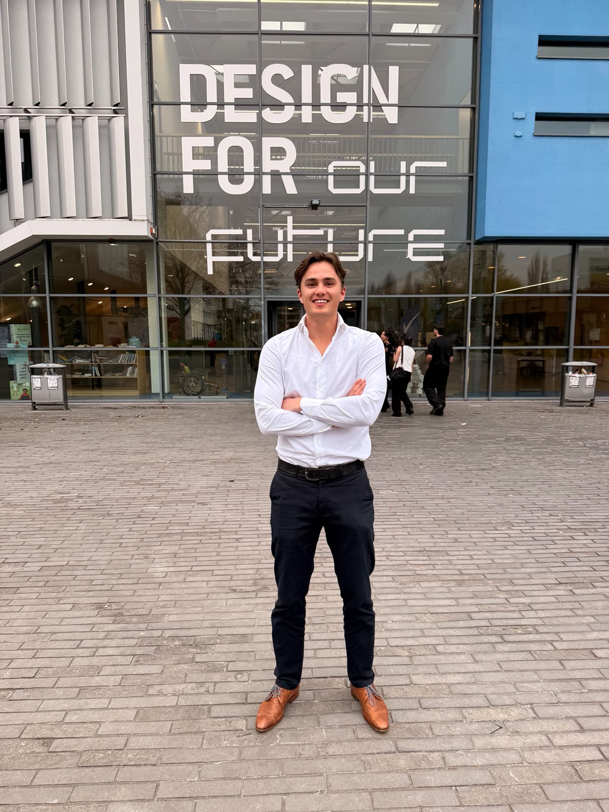 Ruben Paauw voor het TU Delft gebouw